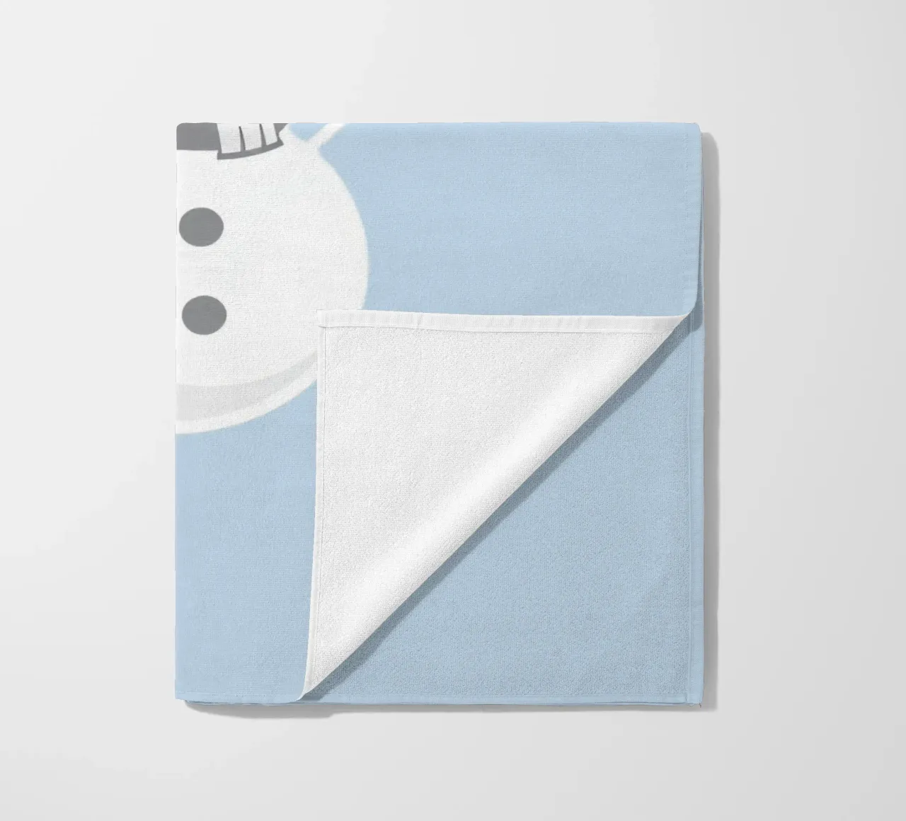 Un allegro pupazzo di neve che indossa un cappello nero e una sciarpa grigia telo mare da DesignDoodle