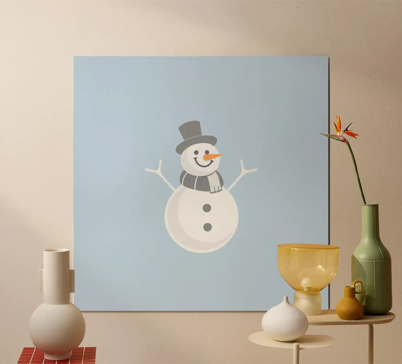Un allegro pupazzo di neve che indossa un cappello nero e una sciarpa grigia poster con telaio in legno da DesignDoodle