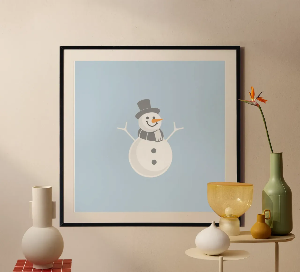 Un allegro pupazzo di neve che indossa un cappello nero e una sciarpa grigia poster con telaio in legno da DesignDoodle