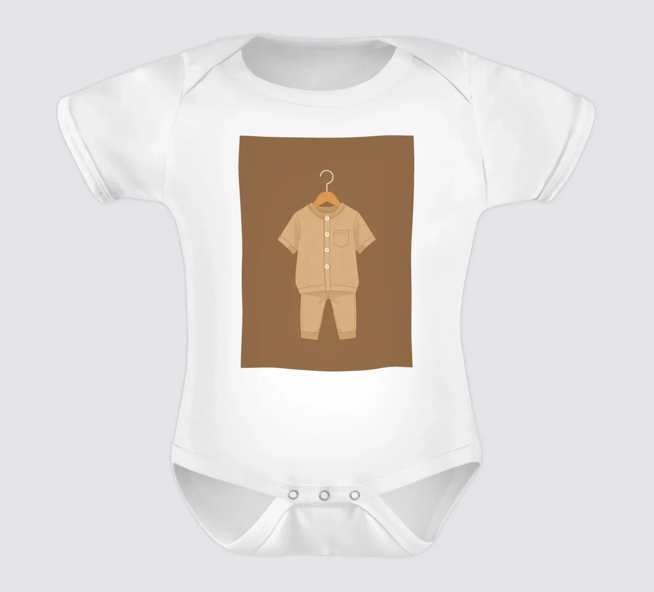 Un grazioso completino beige per bambini appeso ad una gruccia di legno ag body neonato maniche corte da DesignDoodle