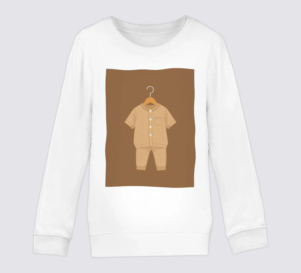 Un joli ensemble beige pour enfant suspendu à un cintre en bois. sweat enfant de DesignDoodle