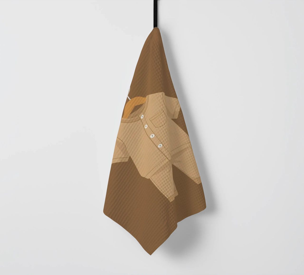 Un joli ensemble beige pour enfant suspendu à un cintre en bois. torchon de DesignDoodle