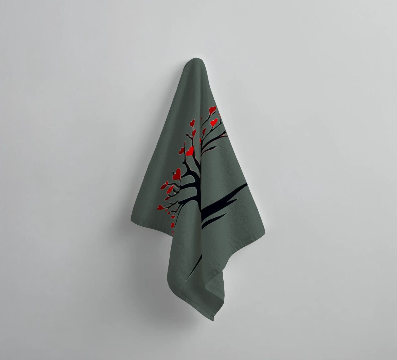 Baum mit herzförmigen Blättern, die Liebe und Verbindung symbolisieren Handtuch von DesignDoodle