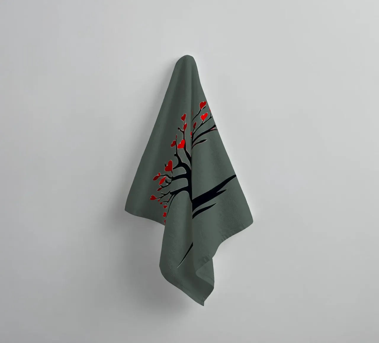 boom met hartvormige bladeren die liefde en verbinding symboliseren badhanddoek van DesignDoodle
