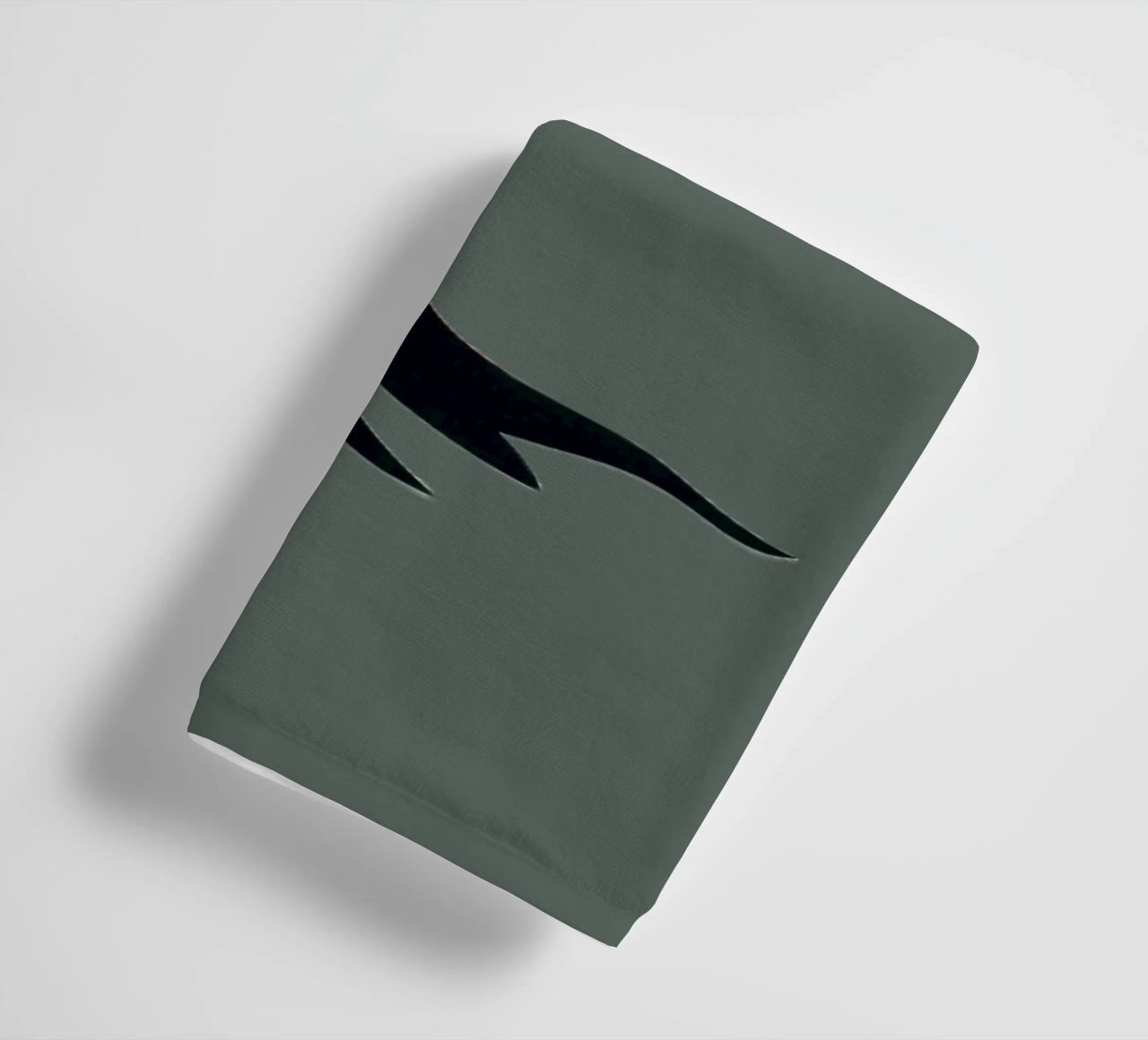 Baum mit herzförmigen Blättern, die Liebe und Verbindung symbolisieren Handtuch von DesignDoodle