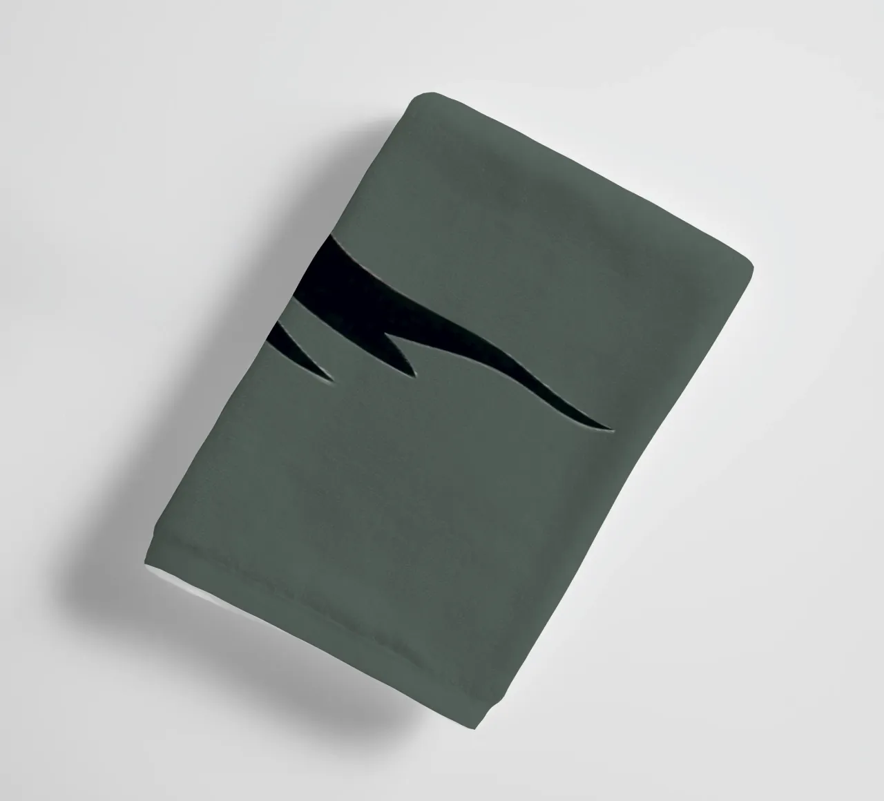 boom met hartvormige bladeren die liefde en verbinding symboliseren badhanddoek van DesignDoodle