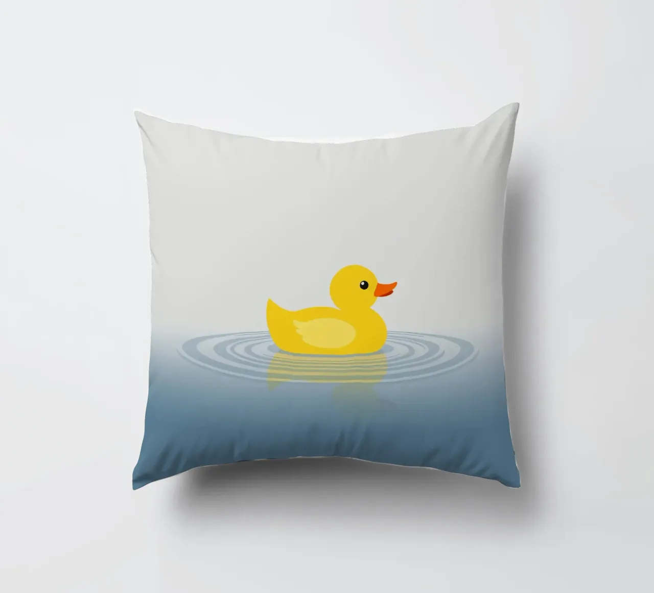 Un'allegra anatra gialla galleggia serenamente su calme acque azzurre cuscino da DesignDoodle