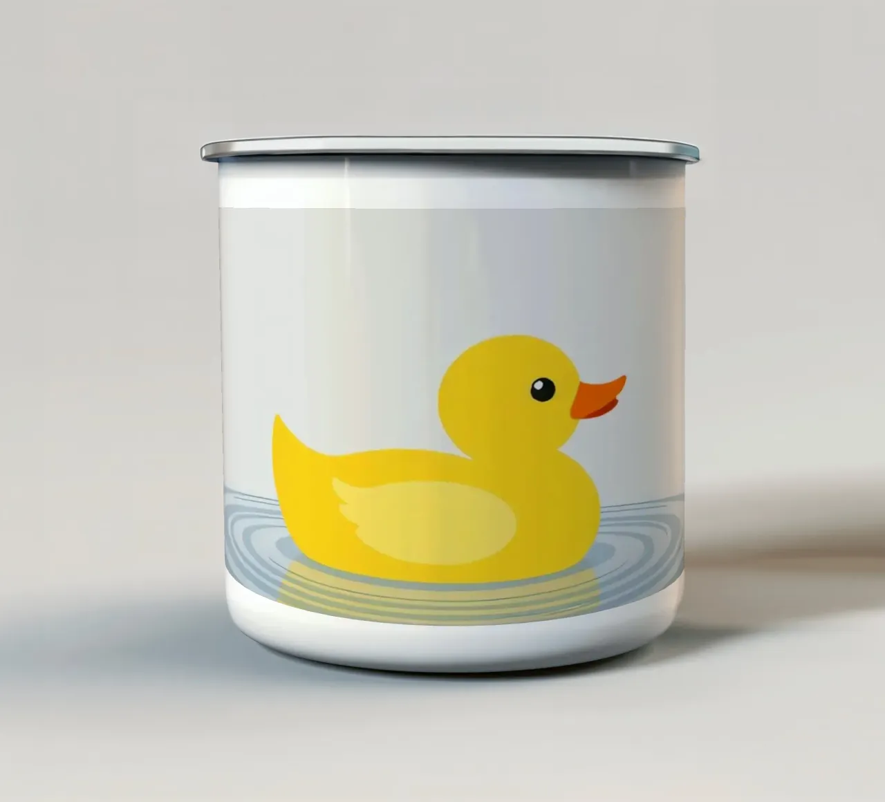 Un'allegra anatra gialla galleggia serenamente su calme acque azzurre tazza in smalto da DesignDoodle