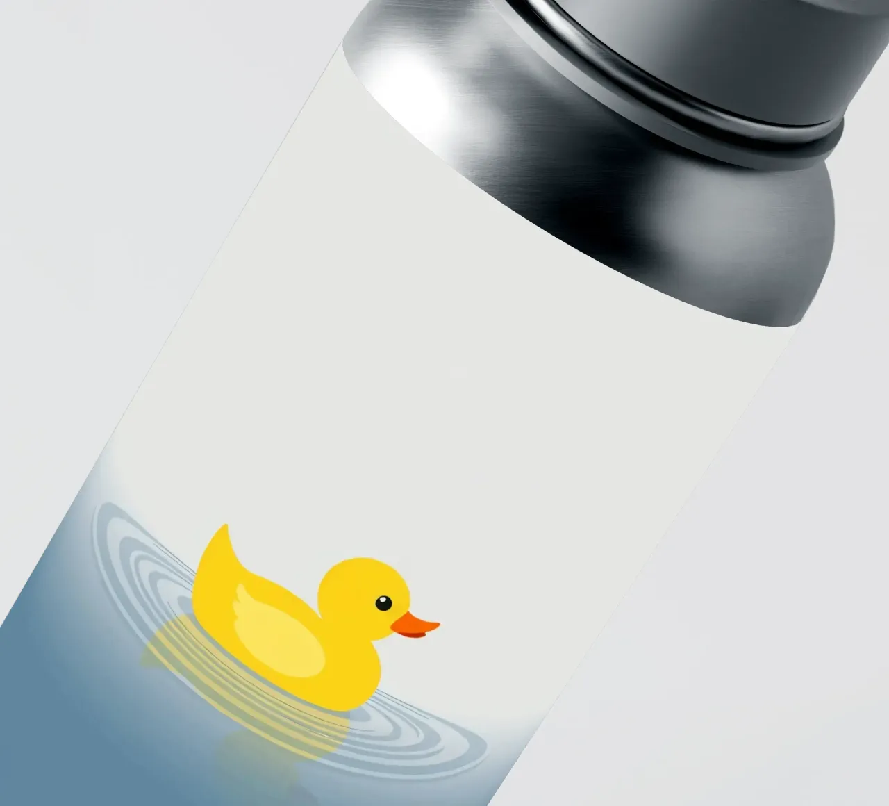 Un joyeux canard jaune flotte sereinement sur des eaux calmes et bleues. autocollant de DesignDoodle