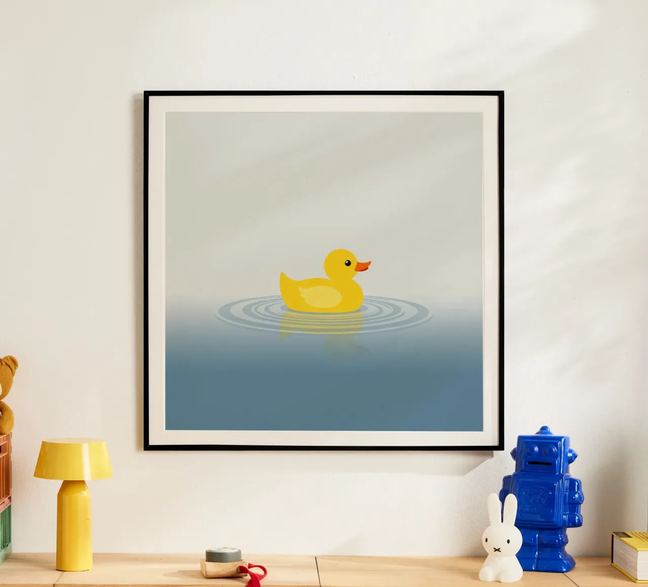 Un joyeux canard jaune flotte sereinement sur des eaux calmes et bleues. hahnemühle de DesignDoodle