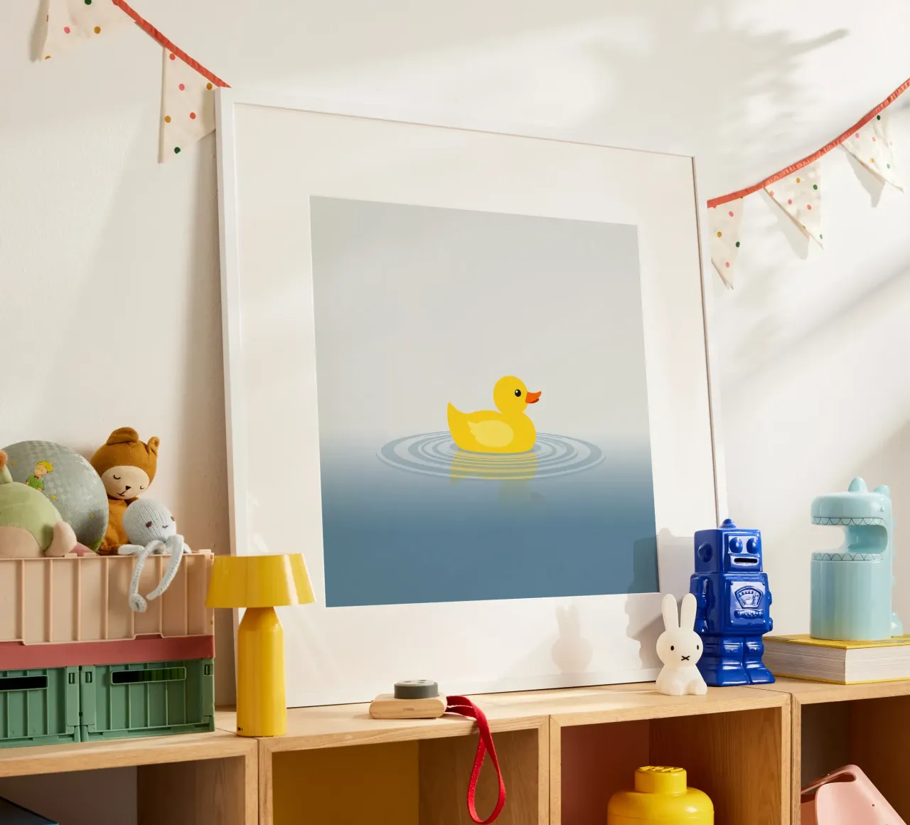 Un joyeux canard jaune flotte sereinement sur des eaux calmes et bleues. hahnemühle de DesignDoodle