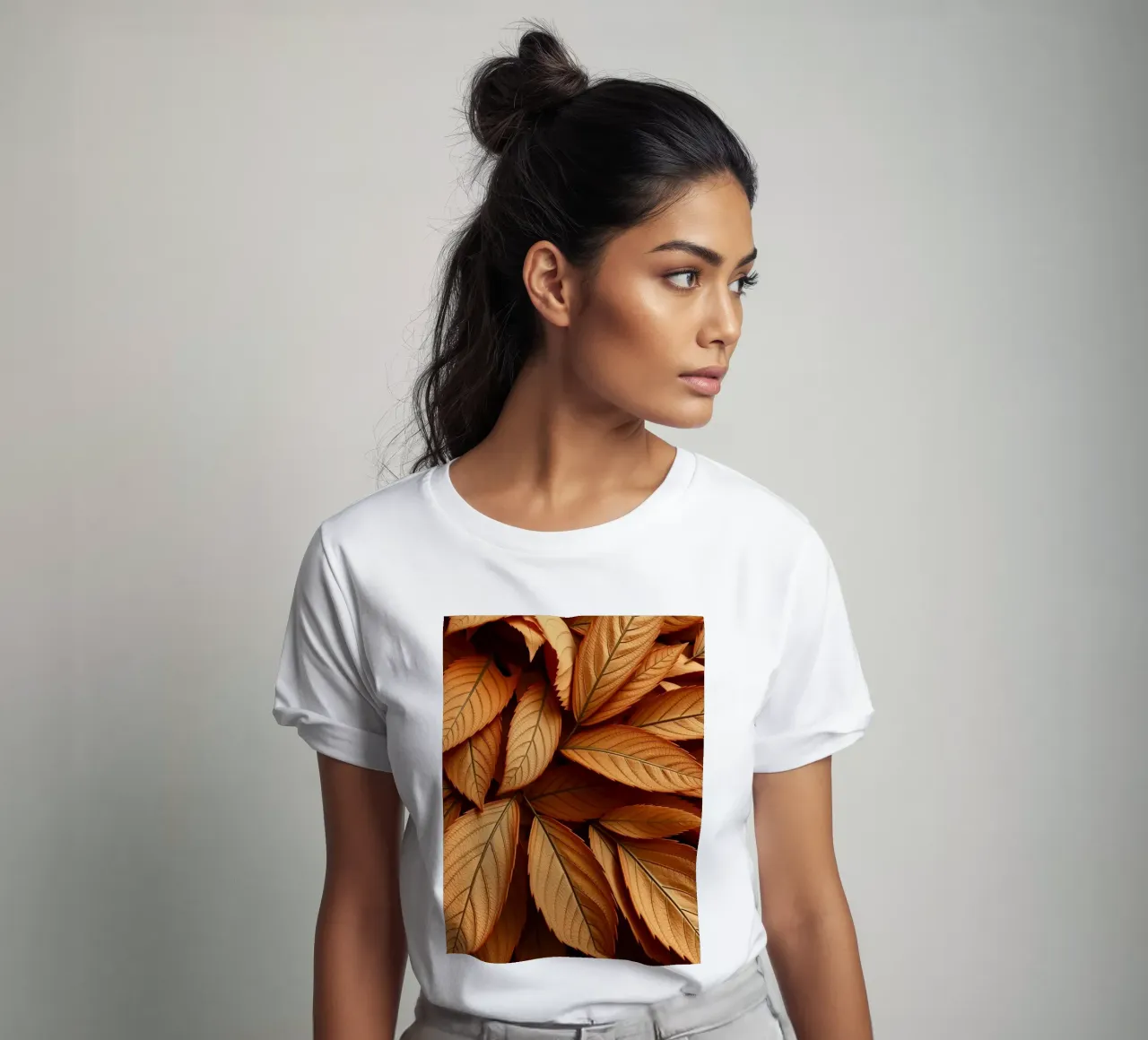 Foglie autunnali dorate sparse sul terreno t-shirt da DesignDoodle