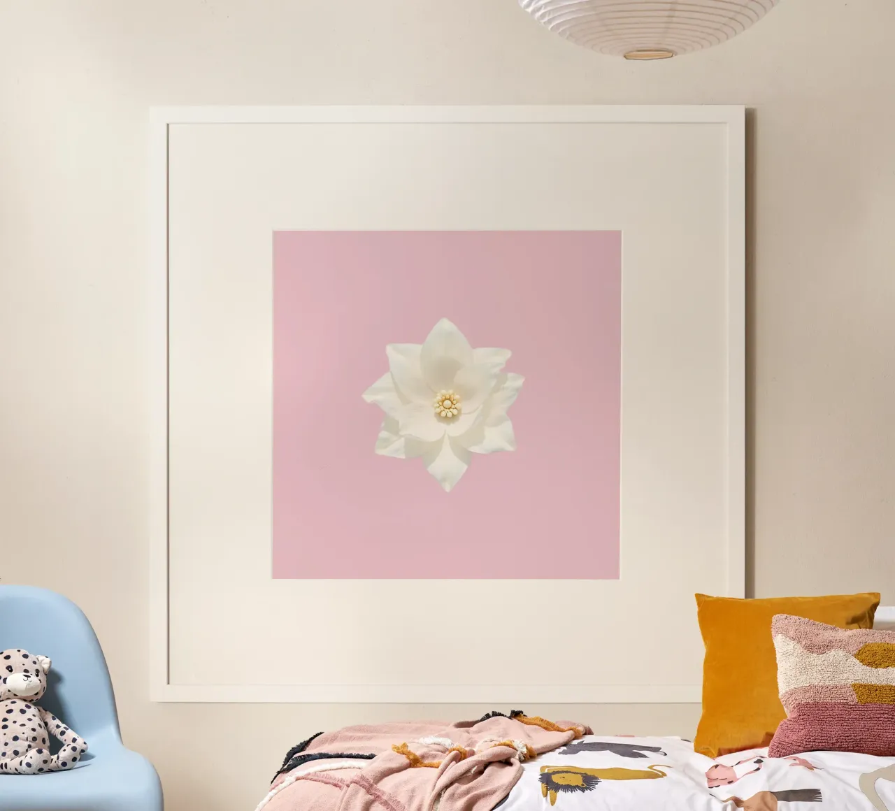 Delicato fiore bianco con petali intricati poster da DesignDoodle