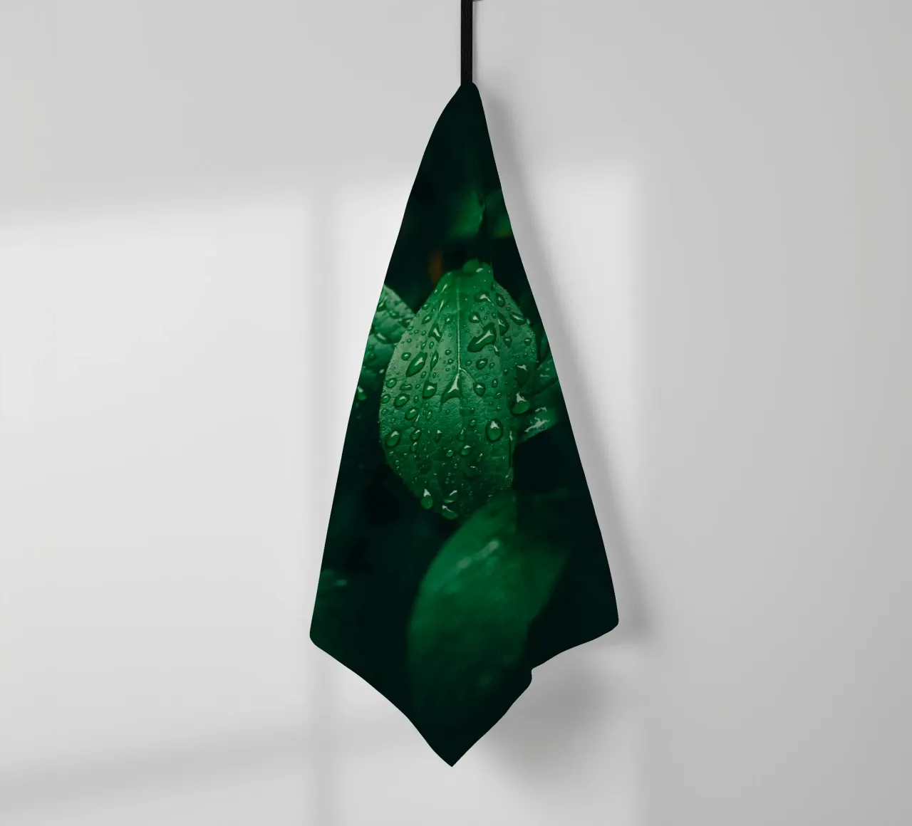 Feuille sombre avec gouttes de pluie - Moody Macro-Photo de plantes torchon de Bold and Retro