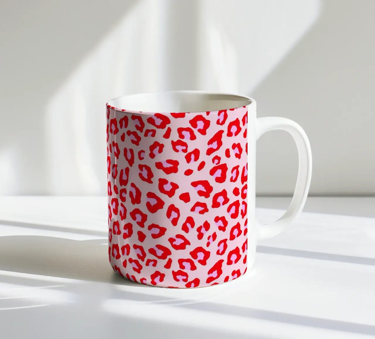 Stampa leopardata rossa e rosa tazza in ceramica da SilverPegasus