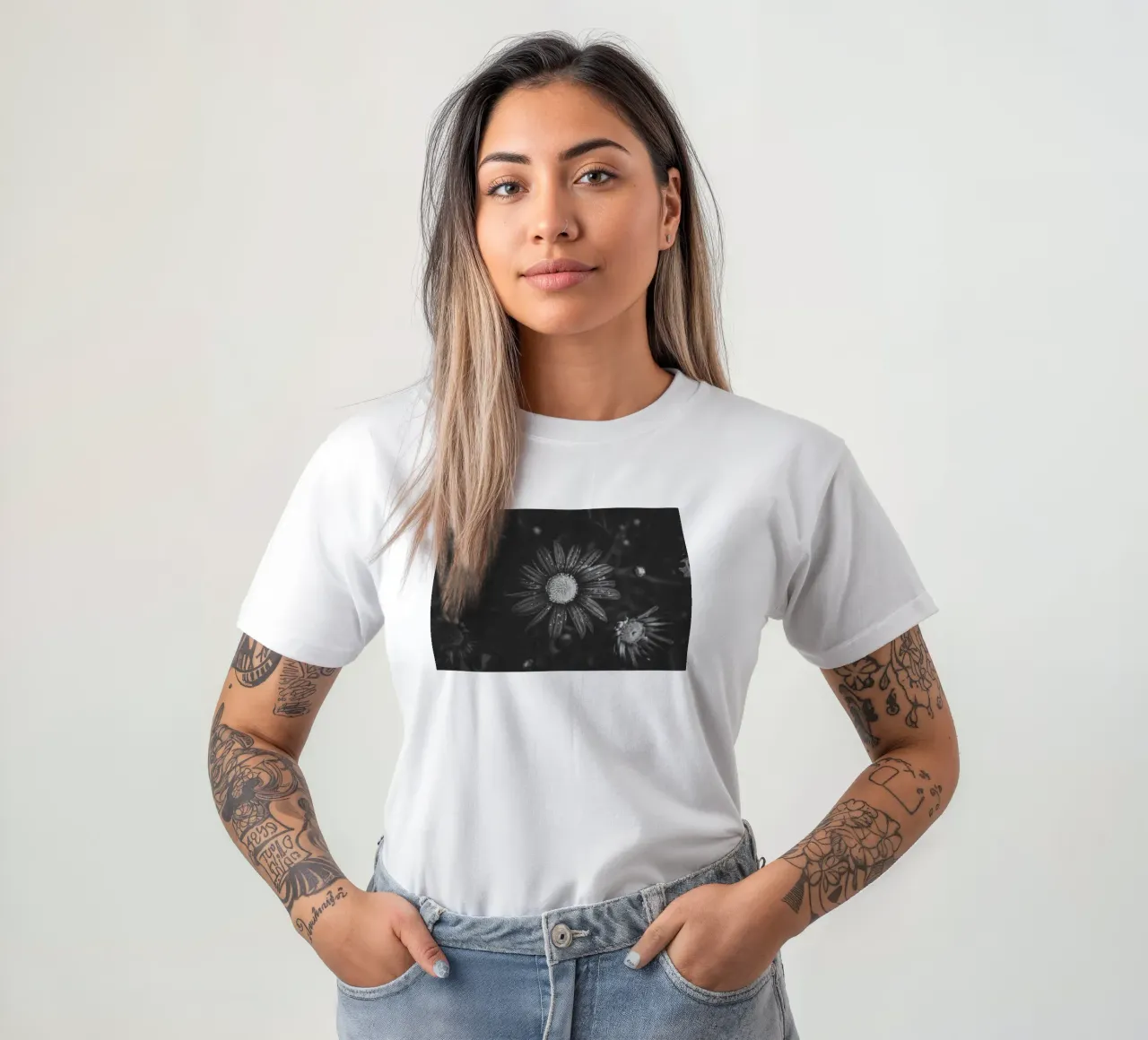 Dettaglio di un fiore in bianco e nero: immagine artistica della natura t-shirt da Bold and Retro