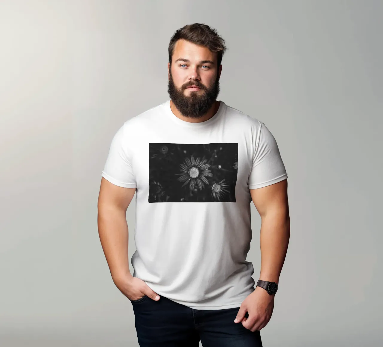 Dettaglio di un fiore in bianco e nero: immagine artistica della natura t-shirt da Bold and Retro