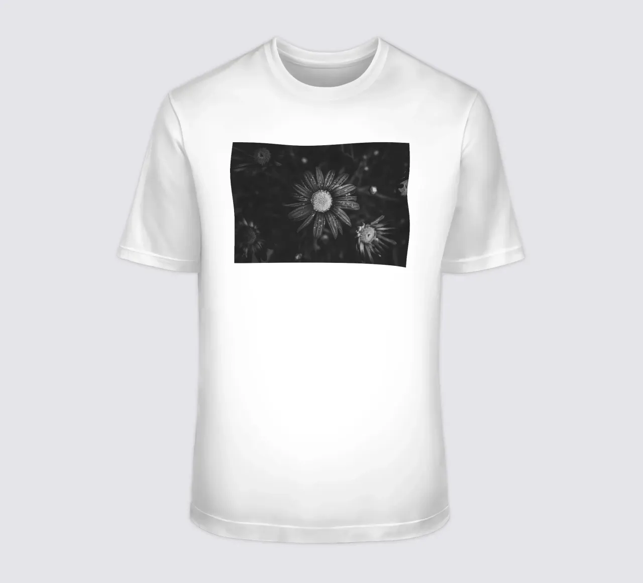 Dettaglio di un fiore in bianco e nero: immagine artistica della natura t-shirt da Bold and Retro