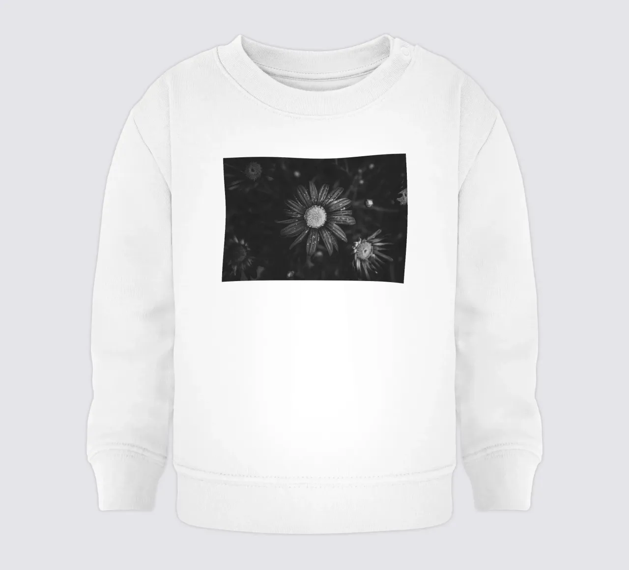 Dettaglio di un fiore in bianco e nero: immagine artistica della natura felpa neonato da Bold and Retro