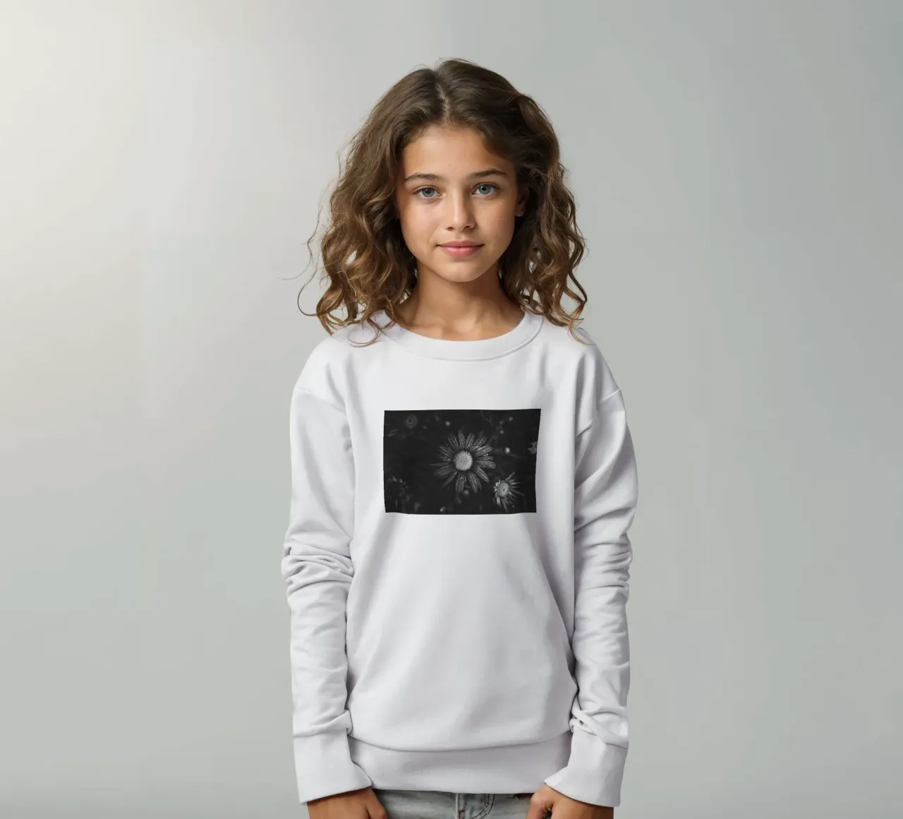 Dettaglio di un fiore in bianco e nero: immagine artistica della natura felpa bambino da Bold and Retro