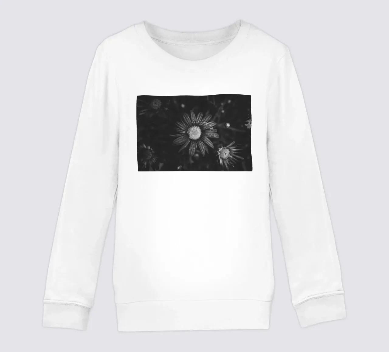Dettaglio di un fiore in bianco e nero: immagine artistica della natura felpa bambino da Bold and Retro