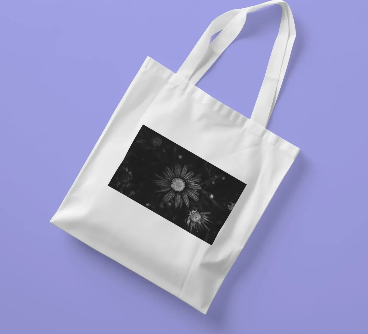 Dettaglio di un fiore in bianco e nero: immagine artistica della natura borsa in juta da Bold and Retro