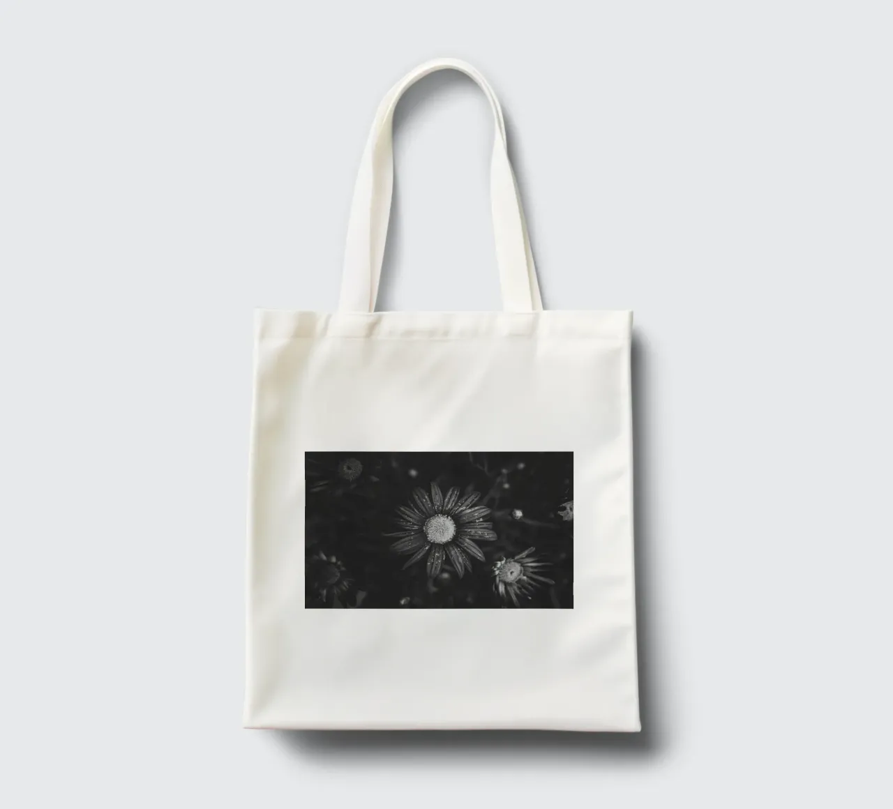 Dettaglio di un fiore in bianco e nero: immagine artistica della natura borsa in juta da Bold and Retro