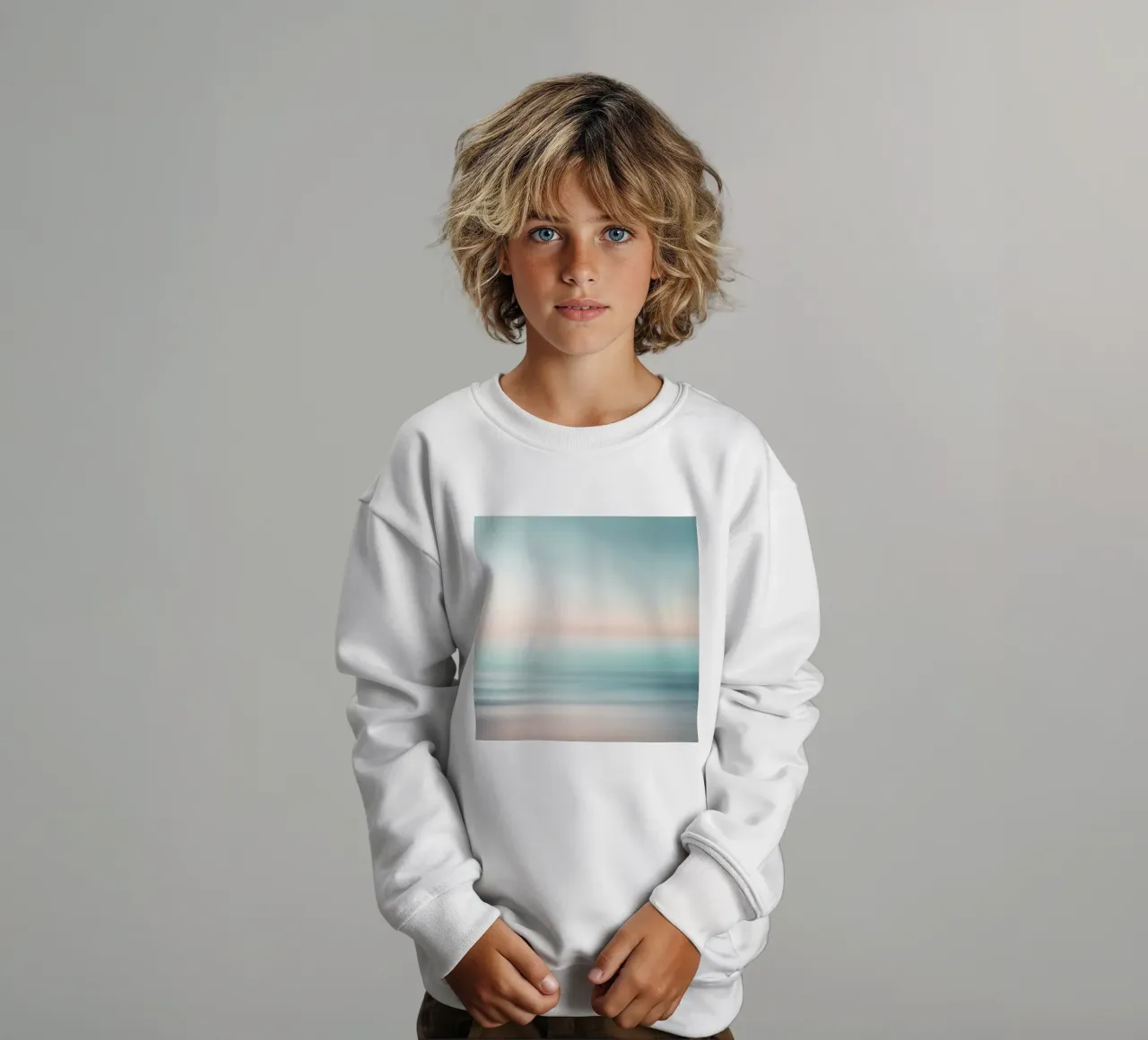 Strati di oceano sfocati in un pallido tramonto felpa bambino da PhotoVibe Decor
