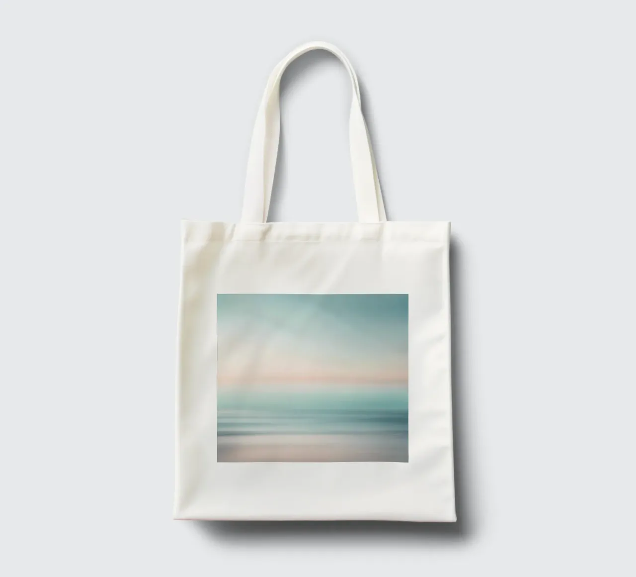 Strati di oceano sfocati in un pallido tramonto borsa in juta da PhotoVibe Decor