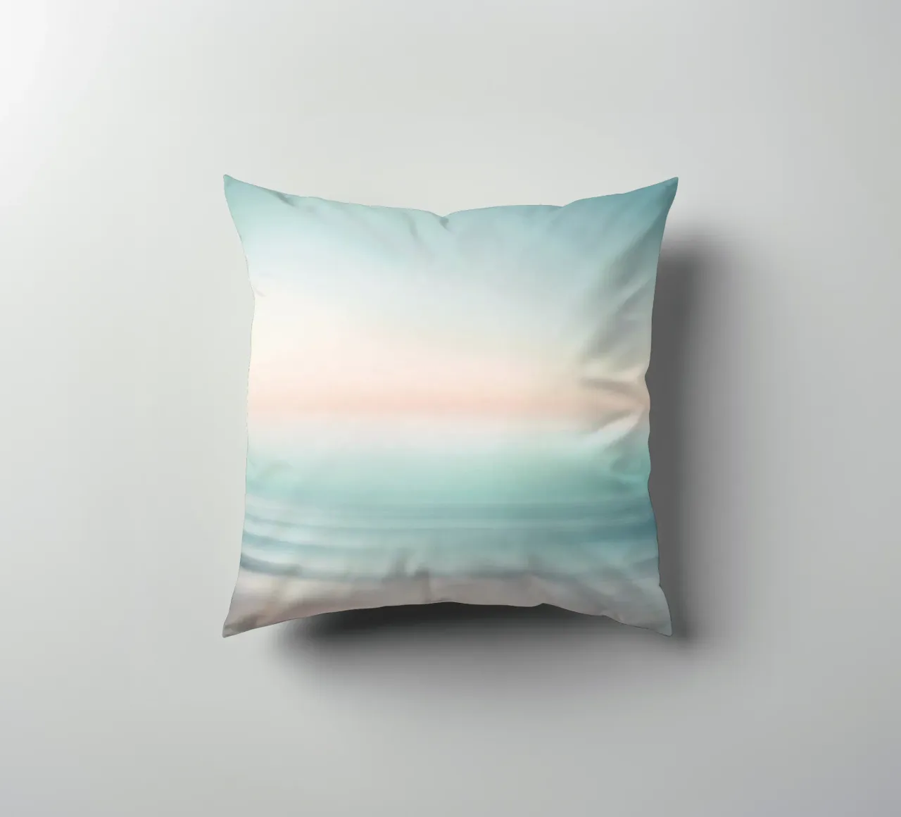 Strati di oceano sfocati in un pallido tramonto cuscino da PhotoVibe Decor