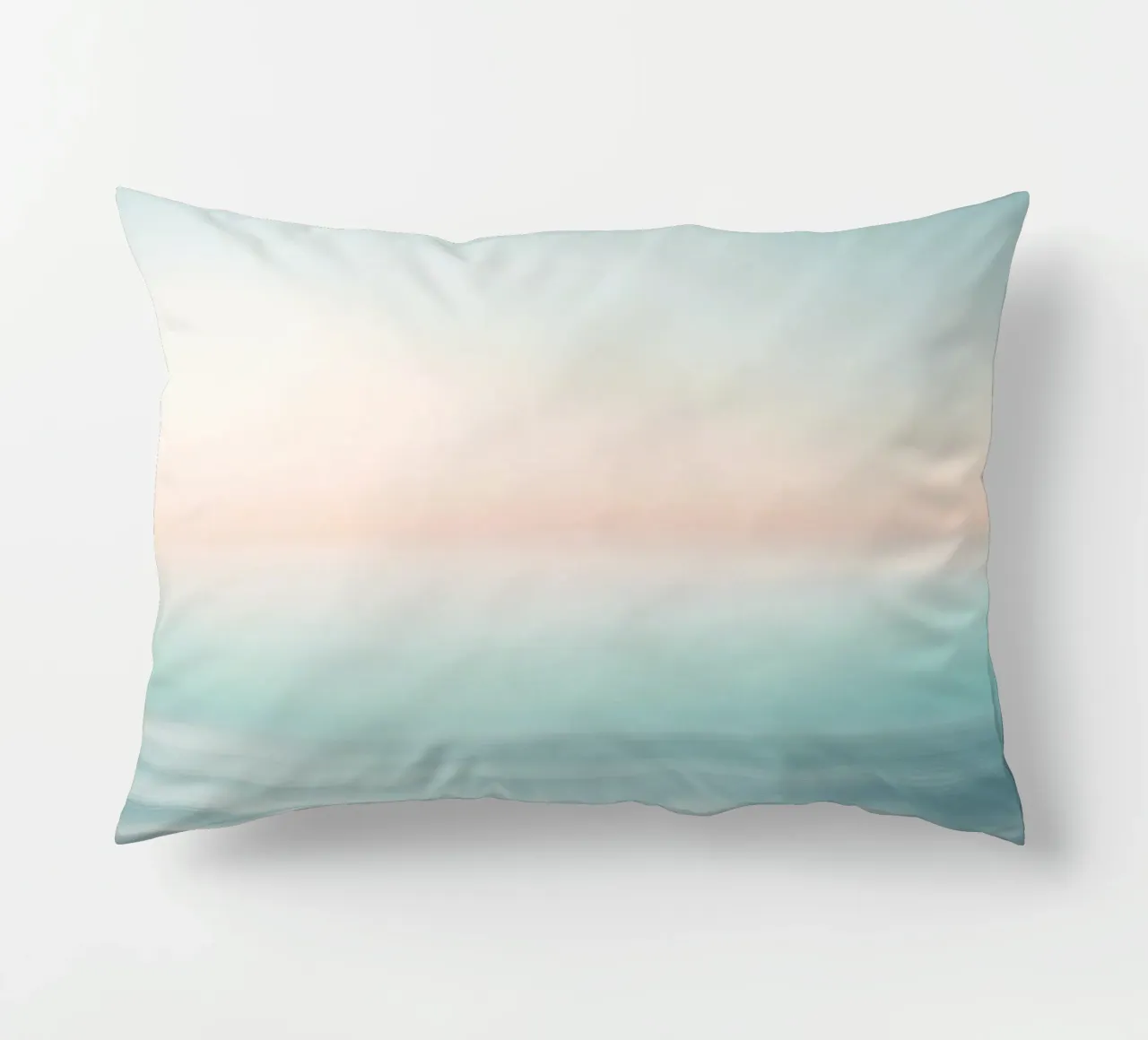 Strati di oceano sfocati in un pallido tramonto cuscino da PhotoVibe Decor