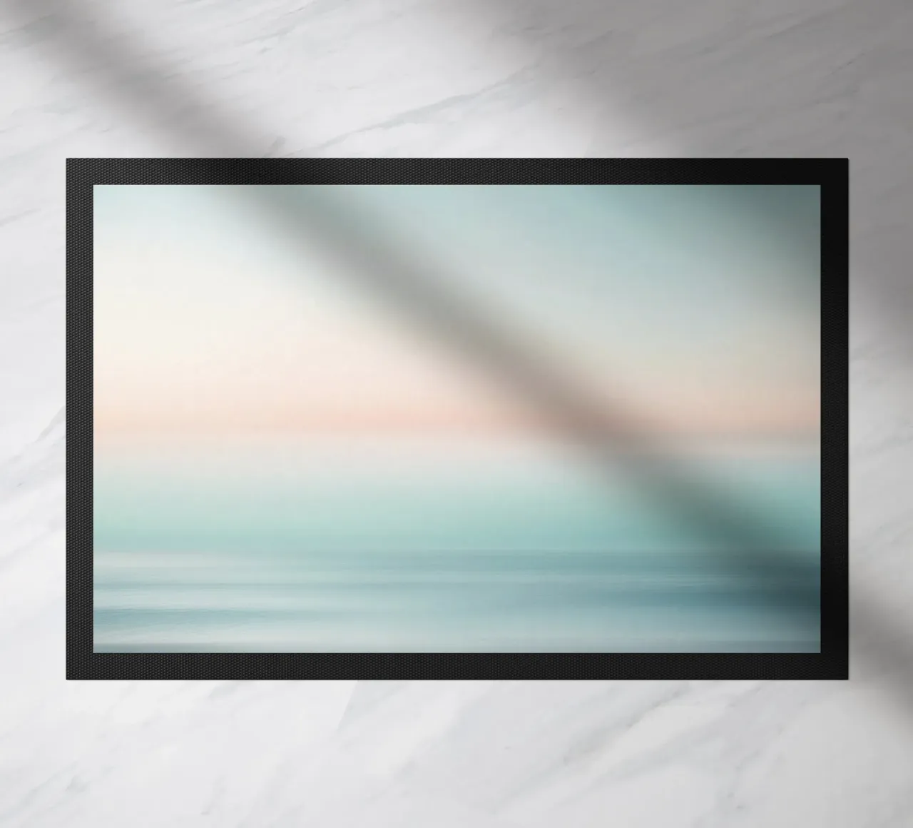 Strati di oceano sfocati in un pallido tramonto zerbino da PhotoVibe Decor