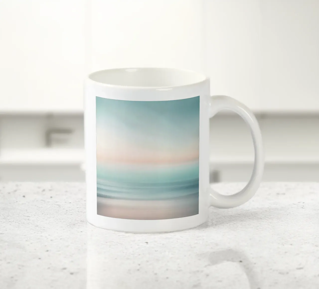 Strati di oceano sfocati in un pallido tramonto tazza in ceramica da PhotoVibe Decor