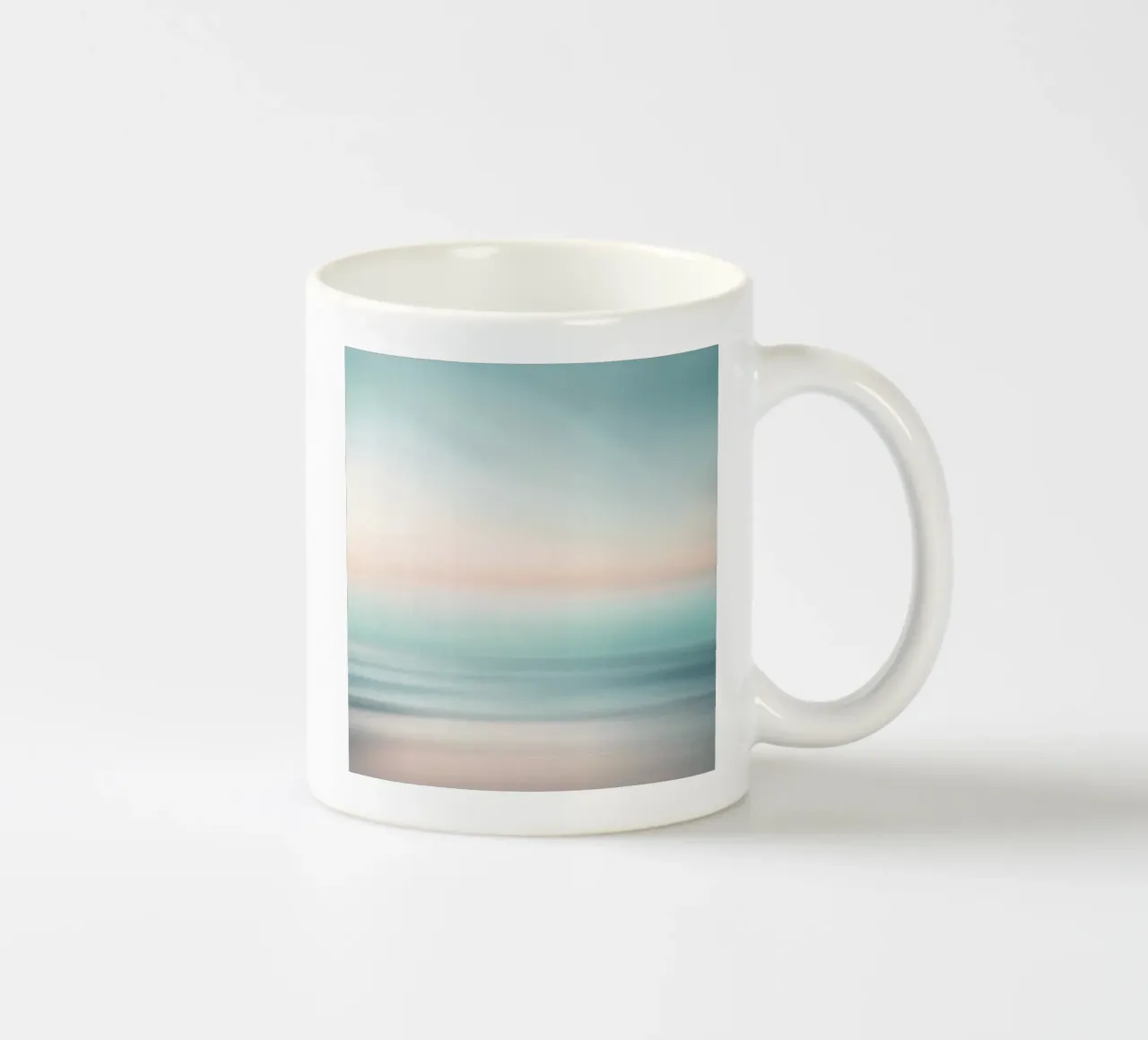 Strati di oceano sfocati in un pallido tramonto tazza in ceramica da PhotoVibe Decor