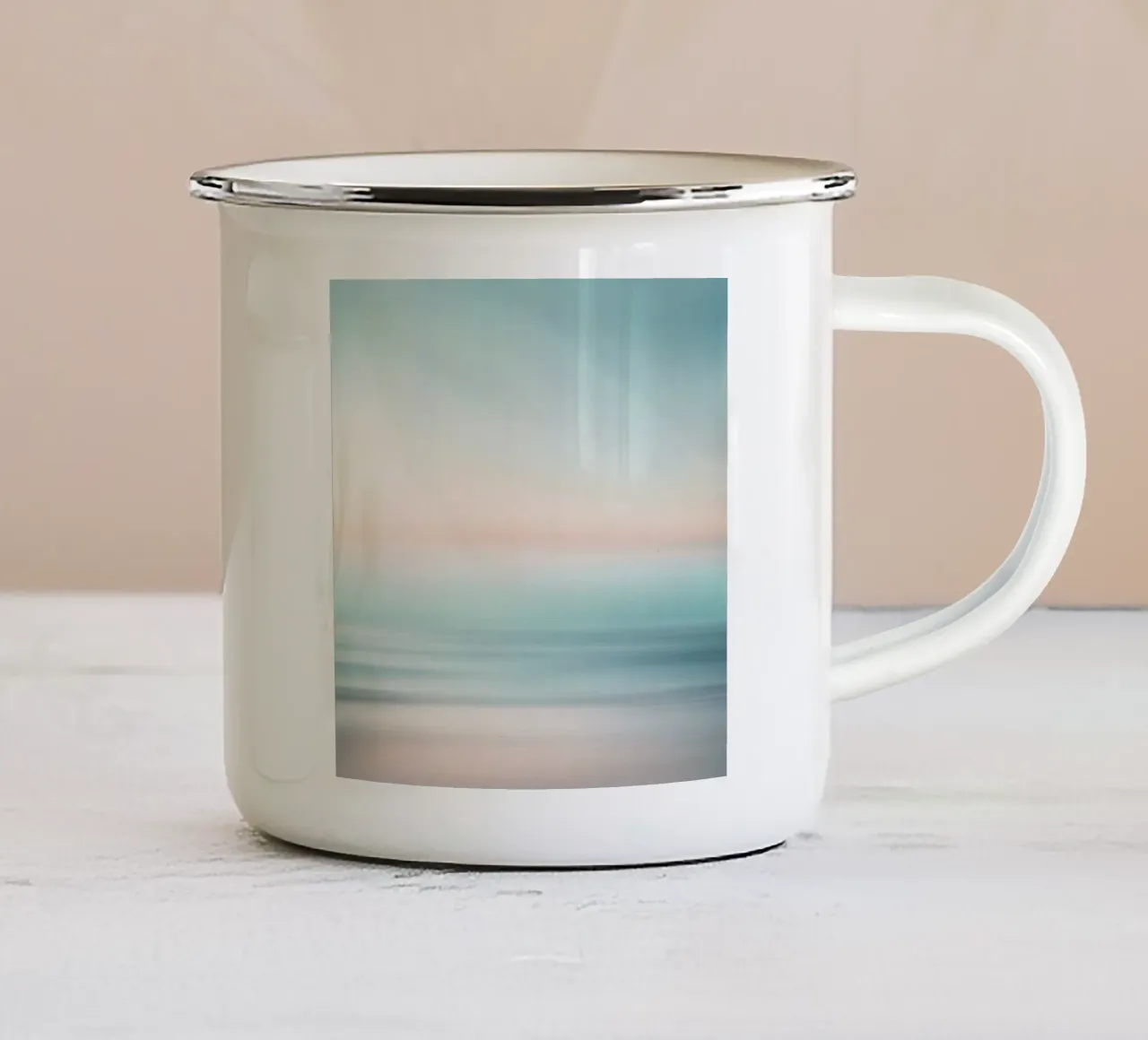 Strati di oceano sfocati in un pallido tramonto tazza in smalto da PhotoVibe Decor