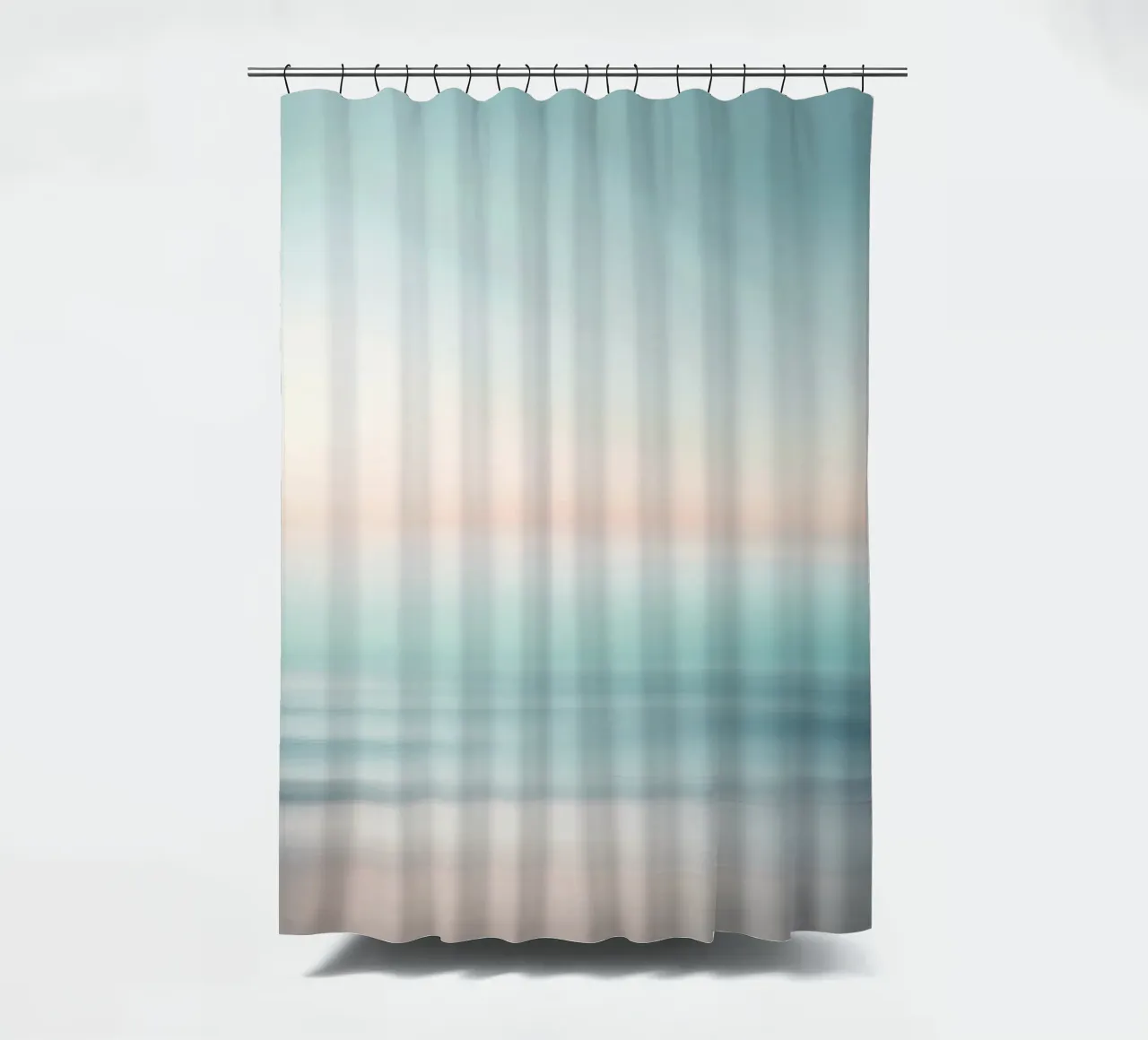 Strati di oceano sfocati in un pallido tramonto tenda da doccia da PhotoVibe Decor