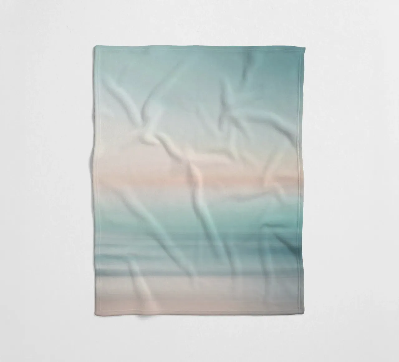 Strati di oceano sfocati in un pallido tramonto coperta in pile da PhotoVibe Decor