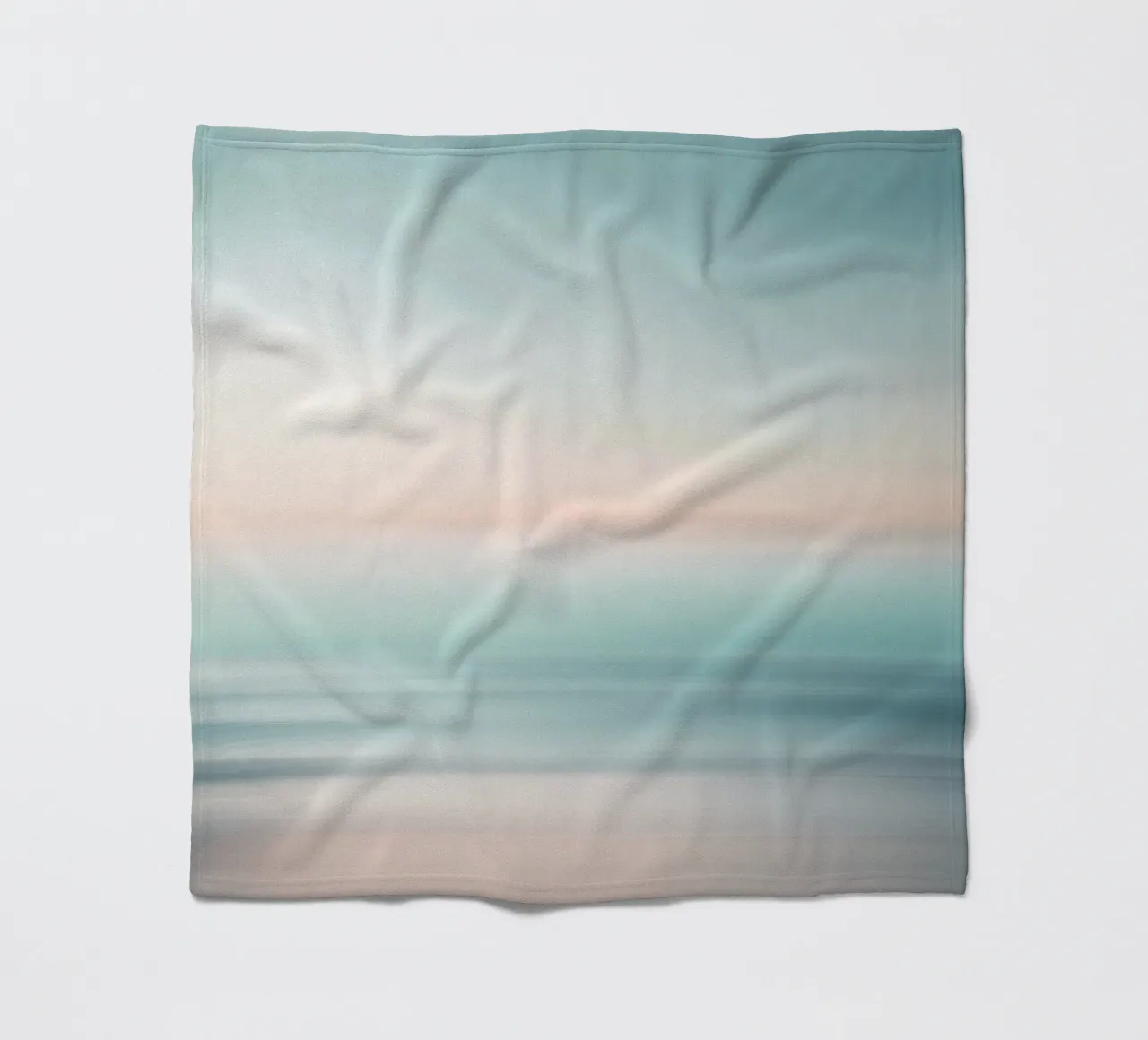 Strati di oceano sfocati in un pallido tramonto coperta in pile da PhotoVibe Decor