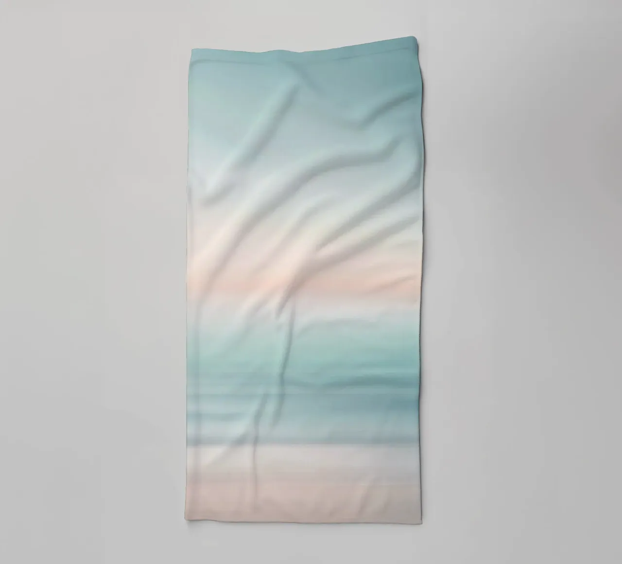 Strati di oceano sfocati in un pallido tramonto asciugamano da bagno da PhotoVibe Decor