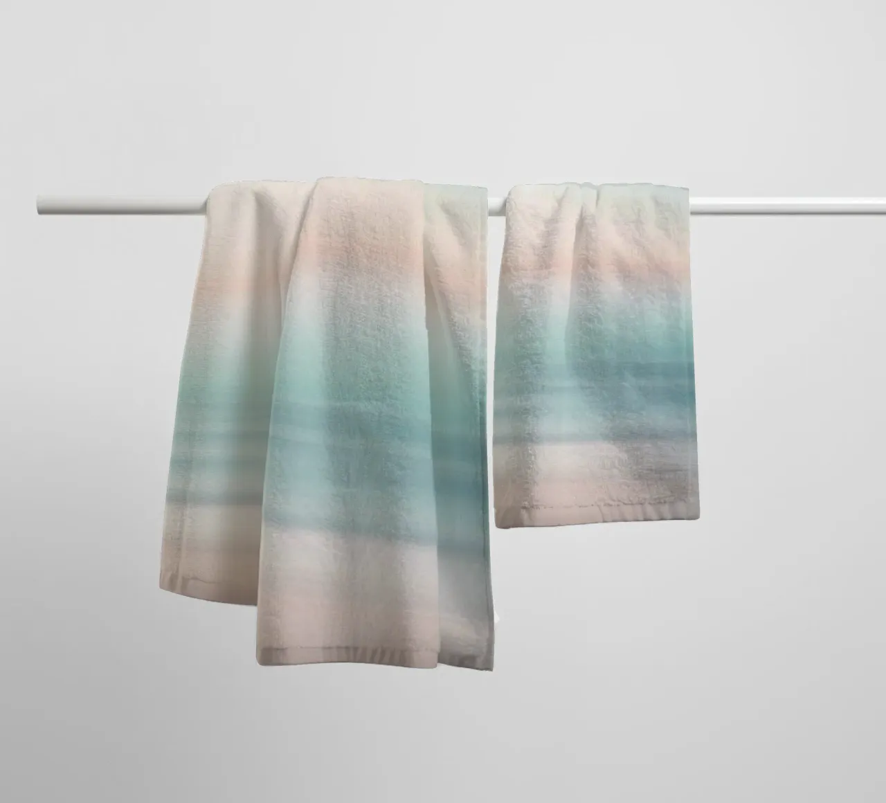 Strati di oceano sfocati in un pallido tramonto asciugamano da bagno da PhotoVibe Decor