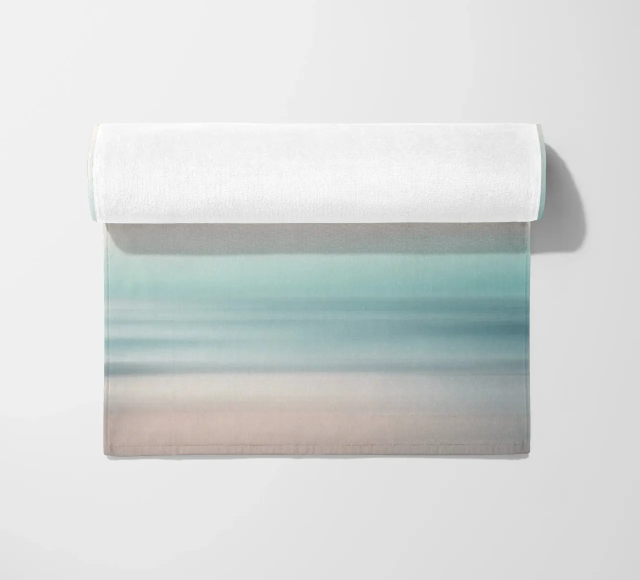 Strati di oceano sfocati in un pallido tramonto telo mare da PhotoVibe Decor