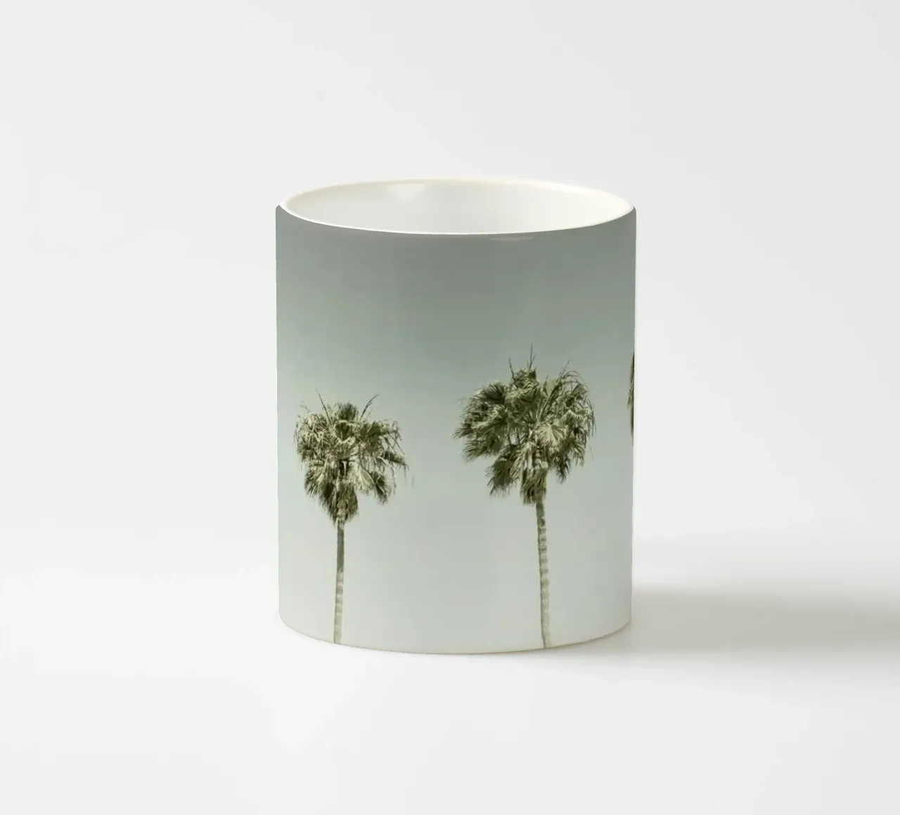Idillio di palme d'epoca nel panorama tazza in ceramica da Melanie Viola