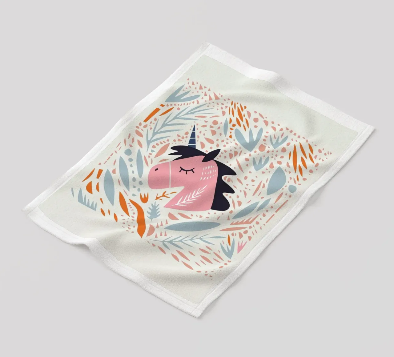 Unicorn in Nature coperta in pile da Little Flourishes