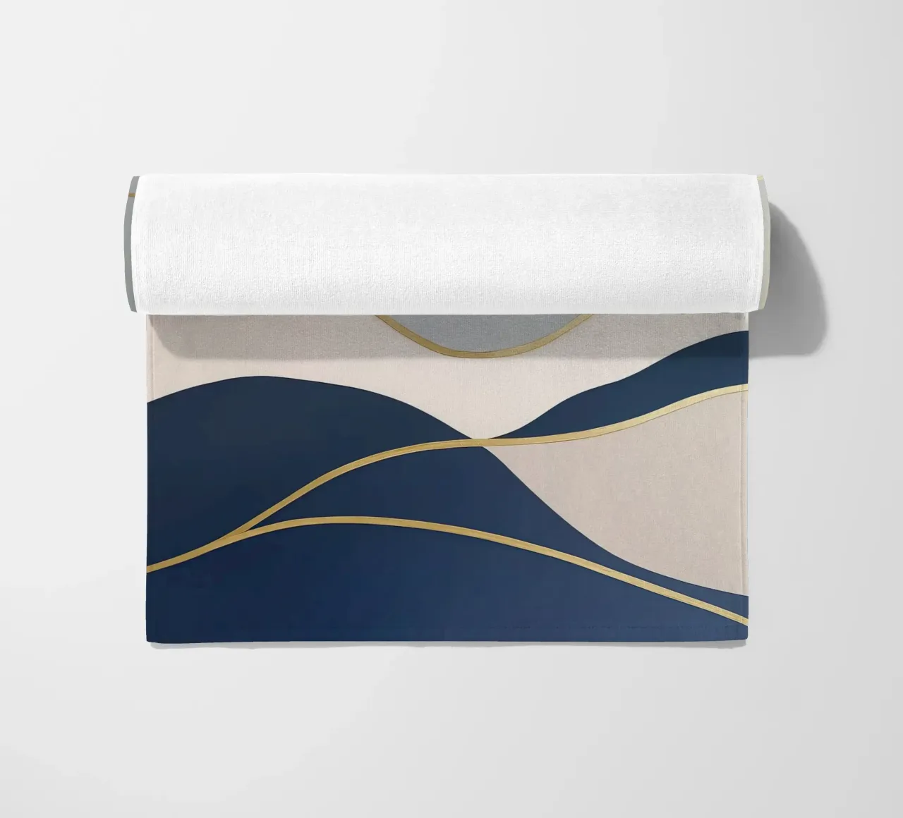 Goud omzoomde abstracte heuvels in zachte tinten strandhanddoek van Artbyvo