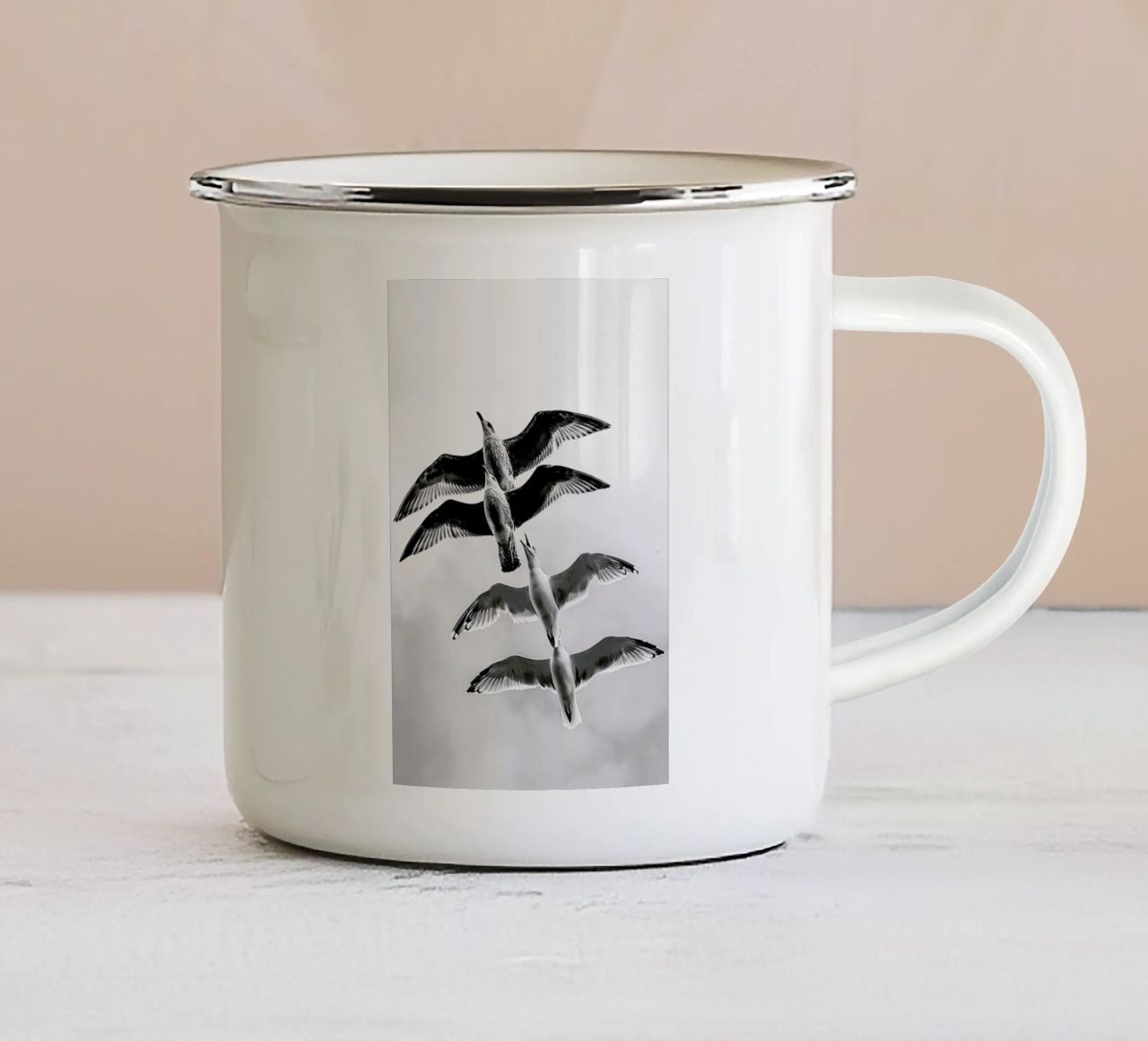 Soaring Seagulls tazza in smalto da Babett Schultze