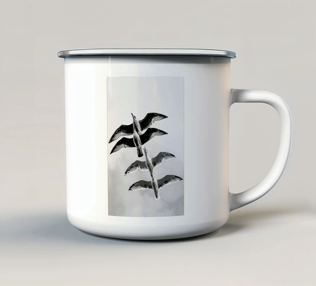 Soaring Seagulls tazza in smalto da Babett Schultze