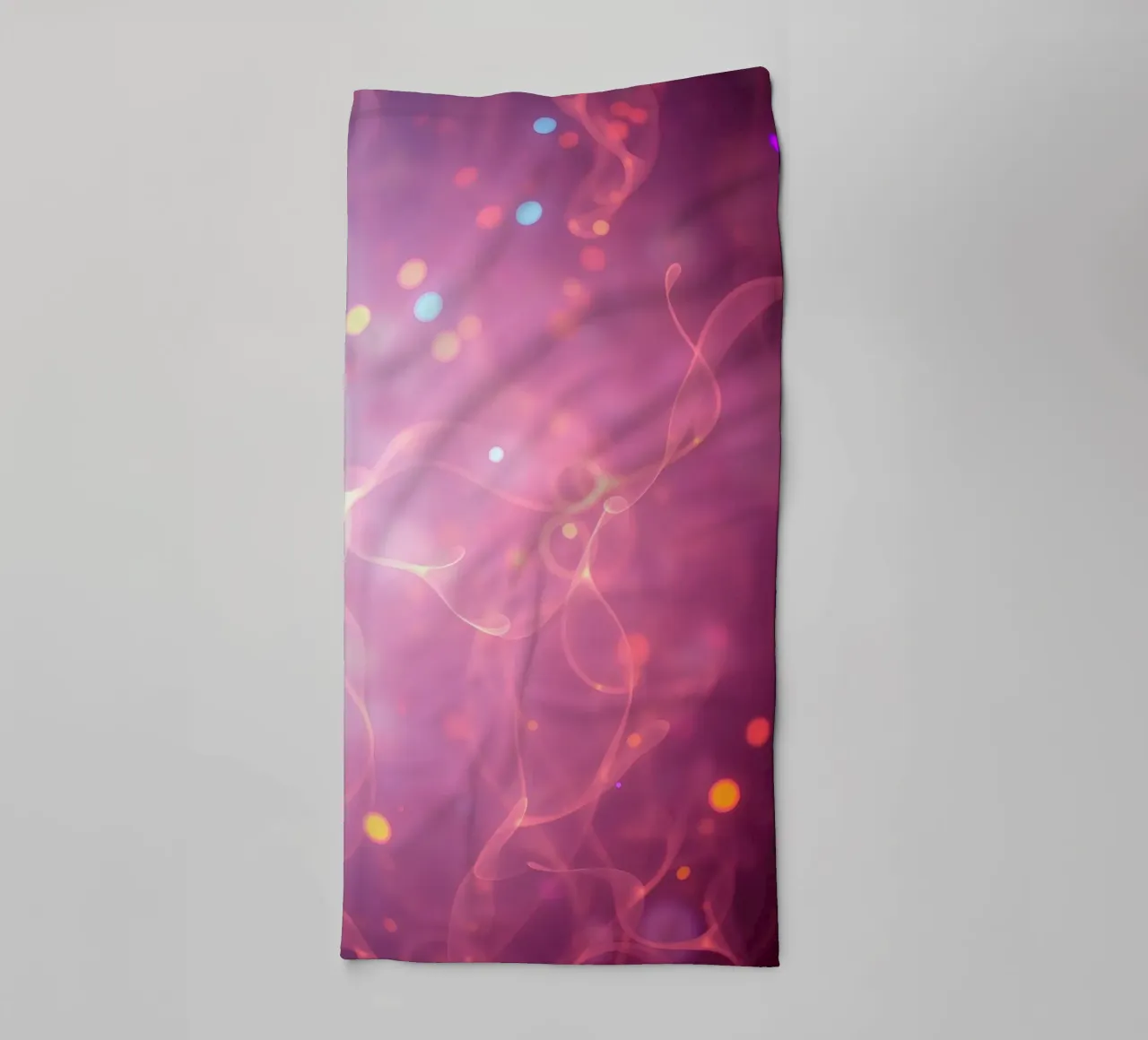 abstrait avec des motifs lumineux et des couleurs douces serviette de bain de DesignDoodle