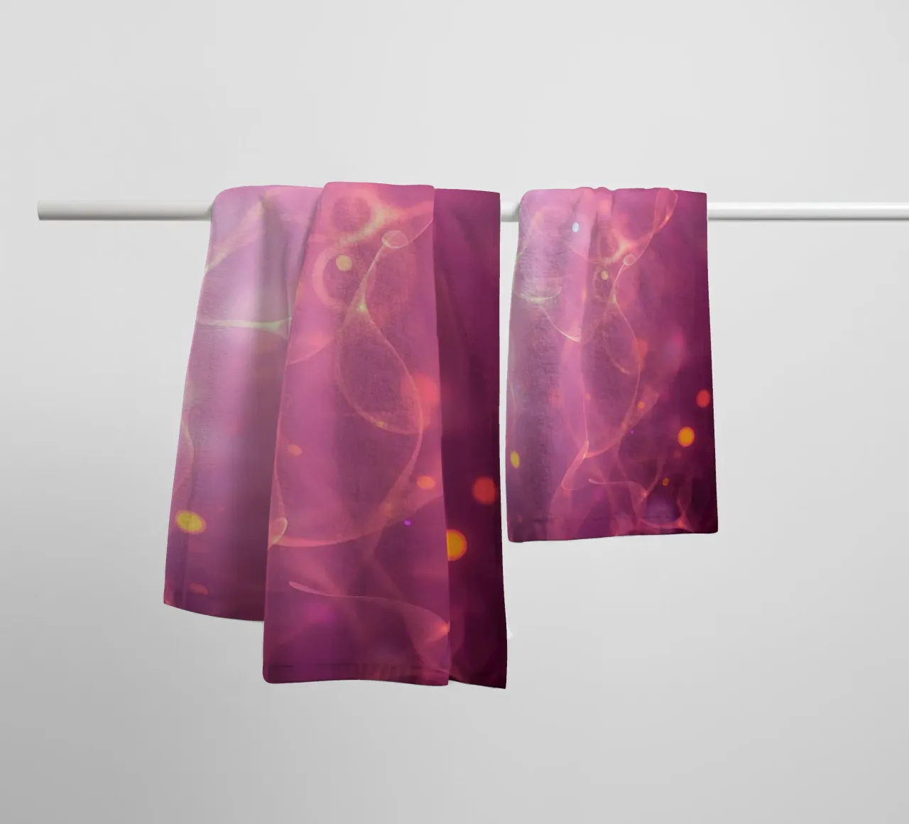 abstrait avec des motifs lumineux et des couleurs douces serviette de bain de DesignDoodle