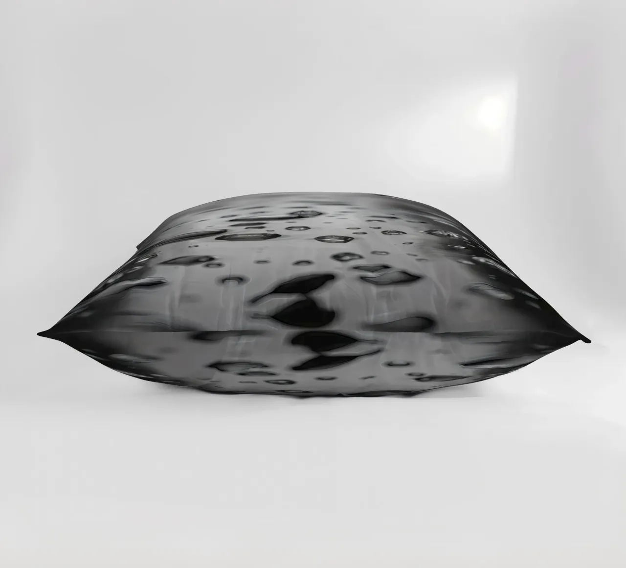 Gocce di pioggia che creano riflessi su una superficie bagnata cuscino da DesignDoodle