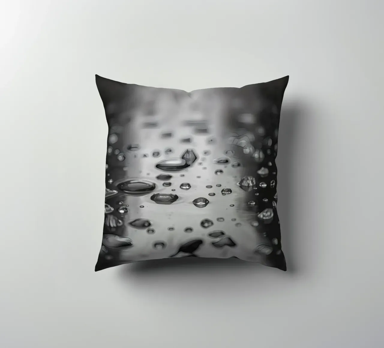 Gocce di pioggia che creano riflessi su una superficie bagnata cuscino da DesignDoodle